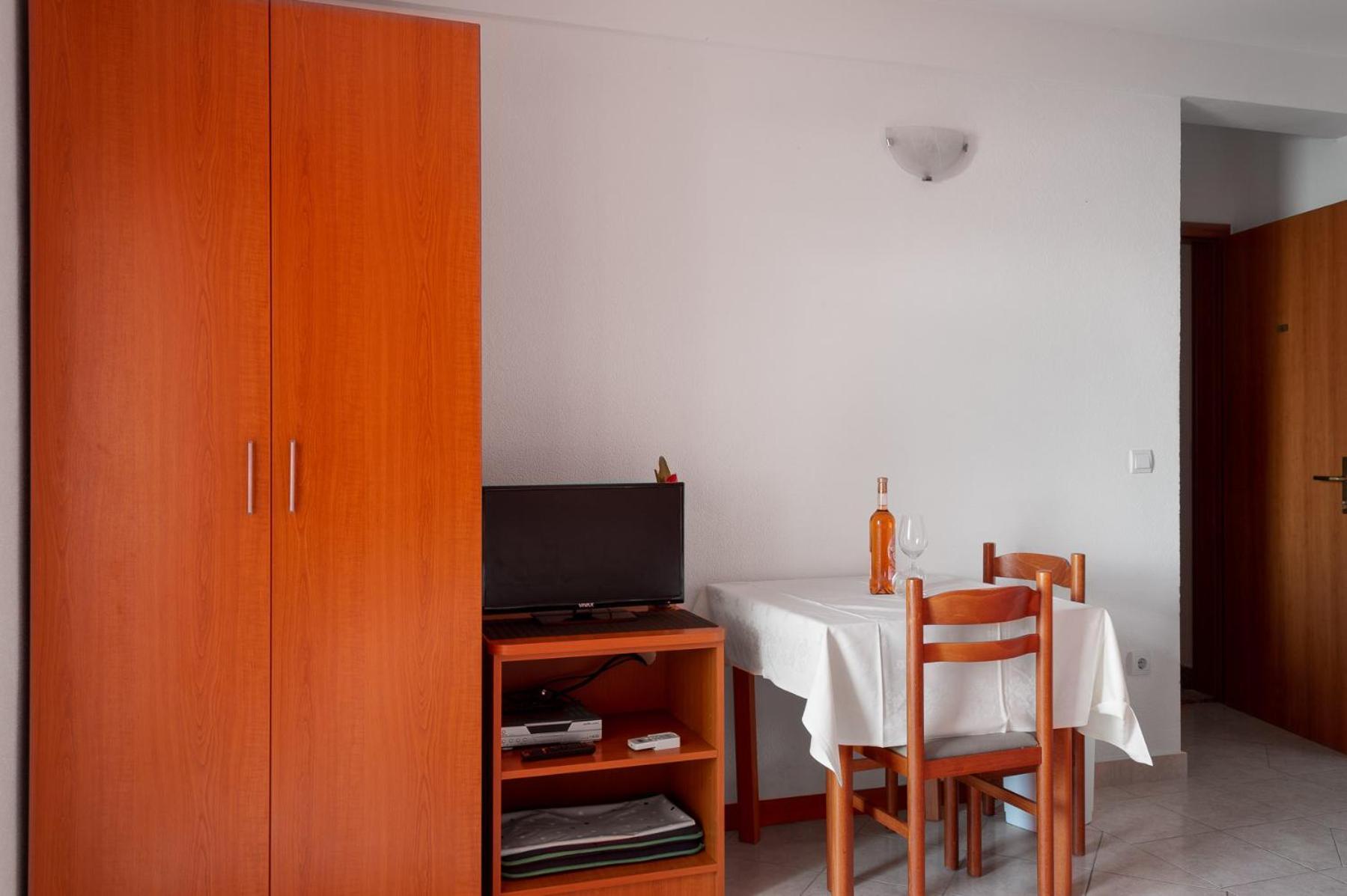 Apartments Promenada - Beachfront Tučepi Habitación foto
